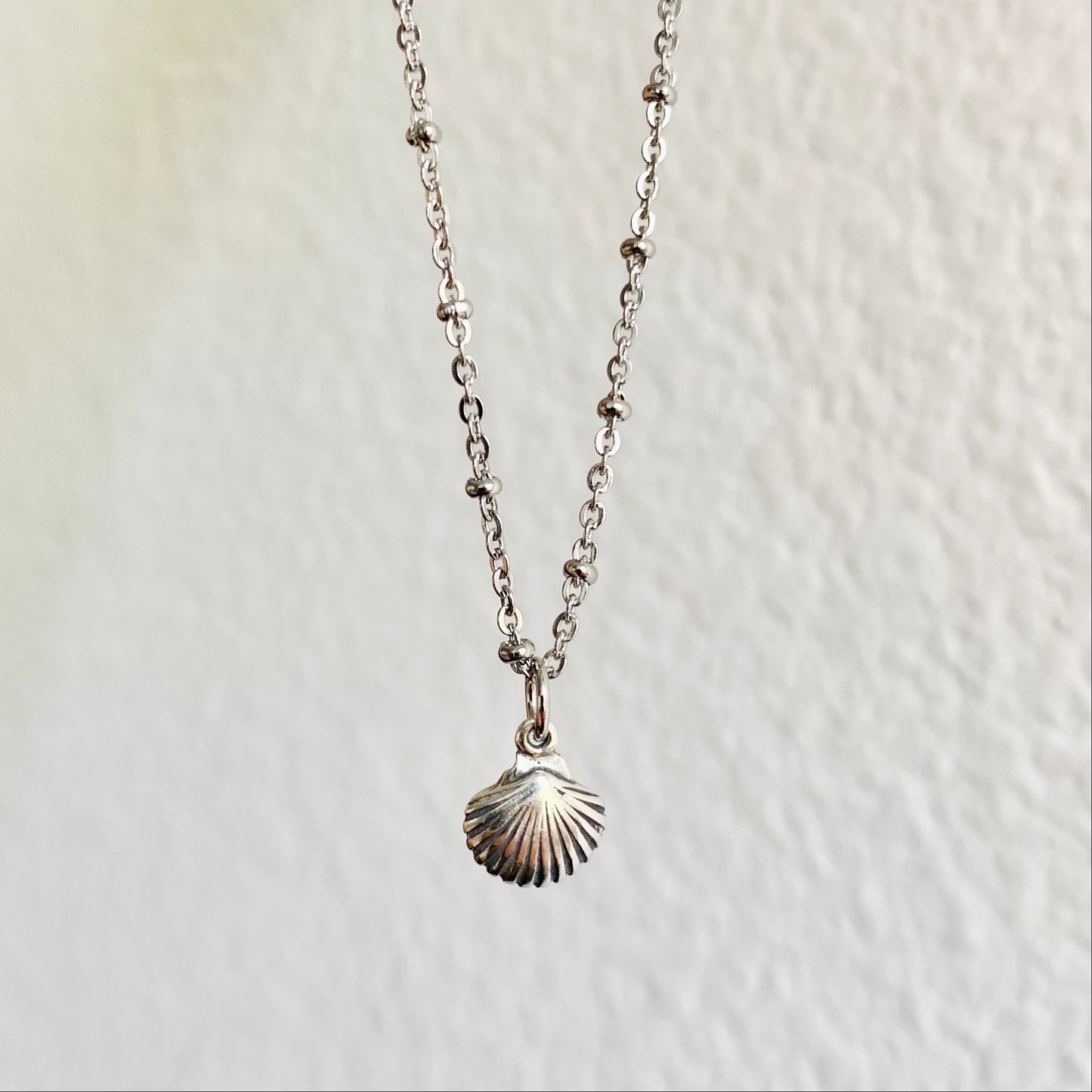 SILVER SEASHELL NECKLACE