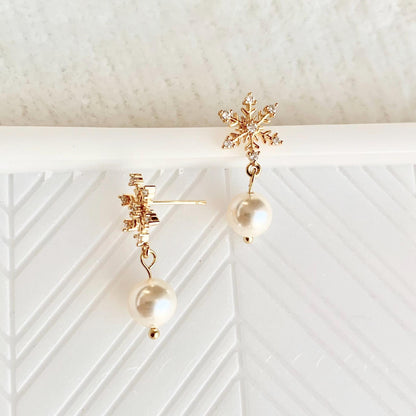 PEARL SNOWFLAKE EARRINGS | 18k gold snowflake post earrings | holiday pearl dangle earrings | chic Christmas earrings | sparkly snowflakes