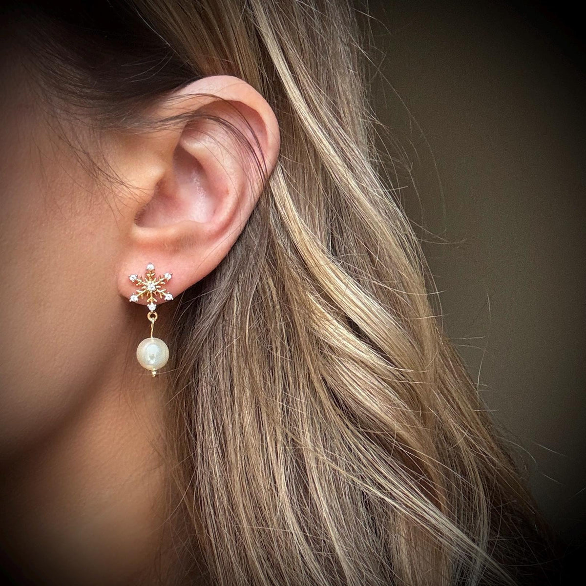 PEARL SNOWFLAKE EARRINGS | 18k gold snowflake post earrings | holiday pearl dangle earrings | chic Christmas earrings | sparkly snowflakes
