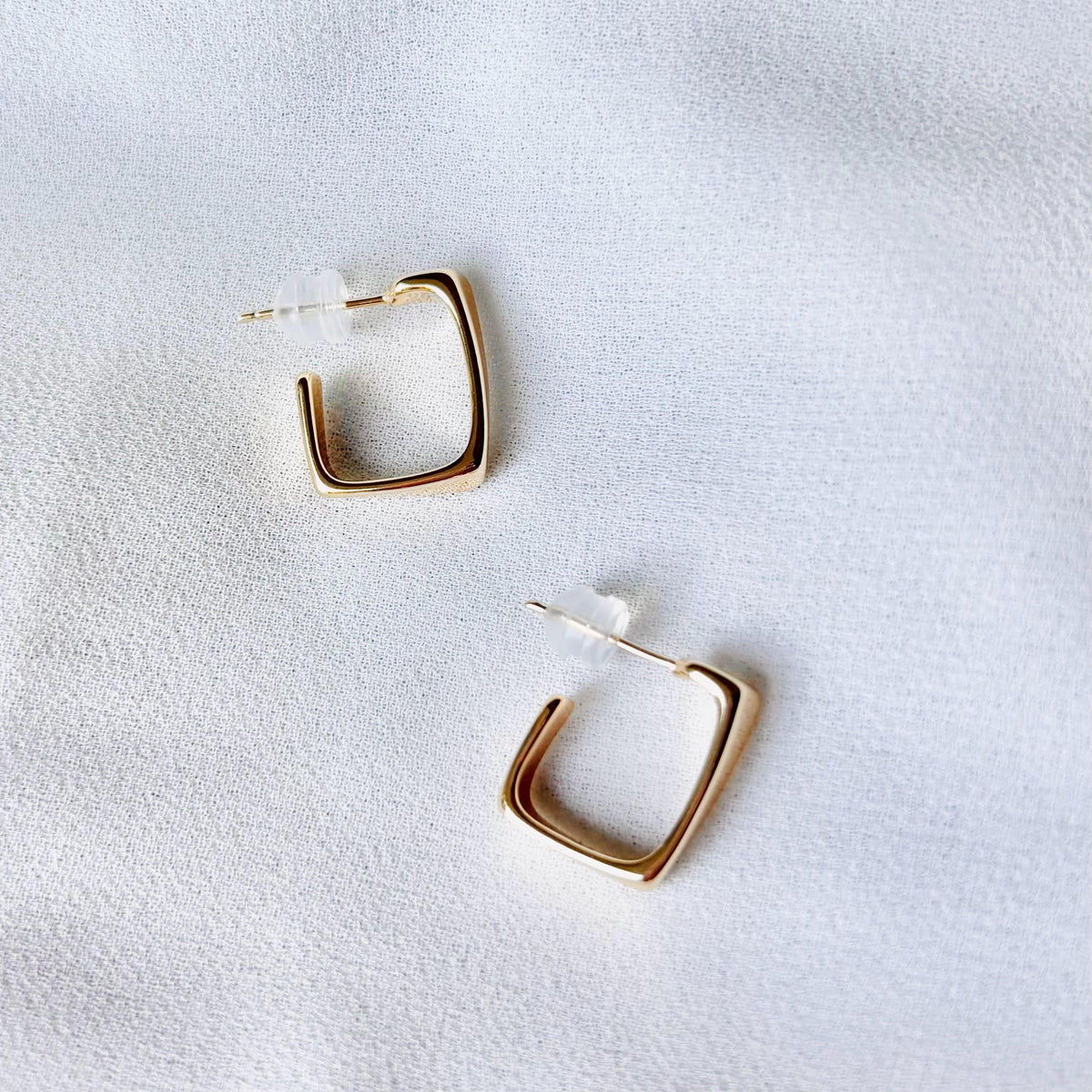 CHIC SQUARE HOOPS | 18k gold coated | stud hoop earrings | sensitive skin hoops | everyday earrings | geometric hoops | gold square hoops