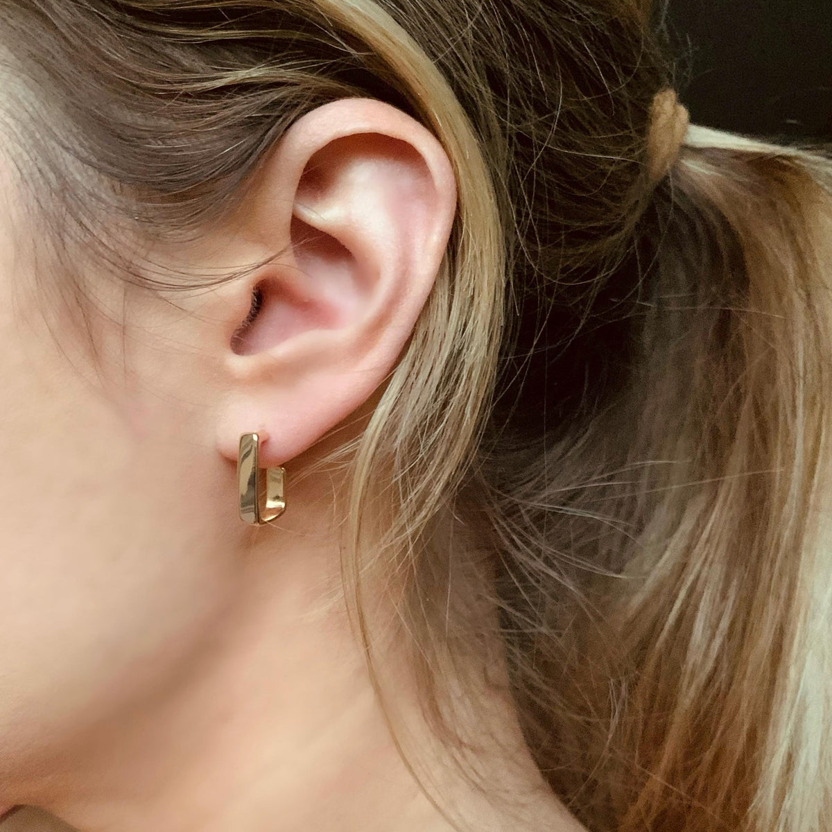 CHIC SQUARE HOOPS | 18k gold coated | stud hoop earrings | sensitive skin hoops | everyday earrings | geometric hoops | gold square hoops
